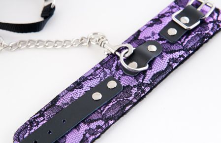Кружевной набор пурпурный: ошейник и наручники 