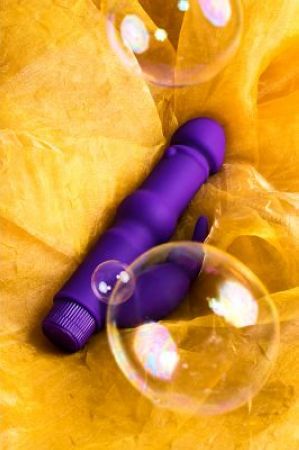 купить фиолетовый вибратор с утолщением посередине и клиторальным зайчиком - 18 см.