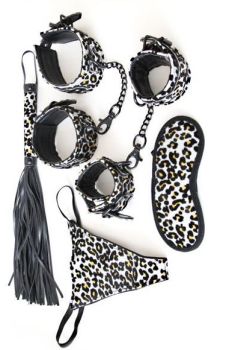 Комплект  плетка наручники оковы маска и стринги